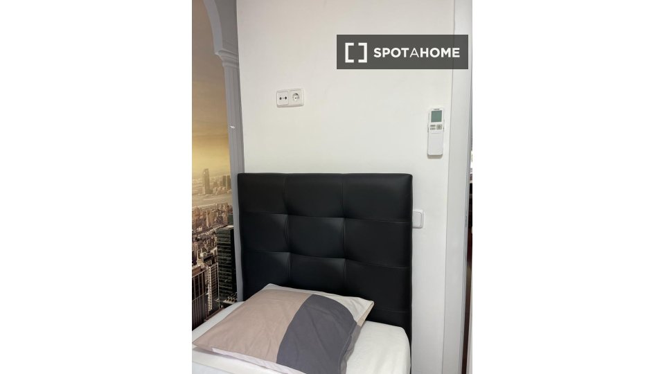 Double room Madrid, 3 beds — photo 1