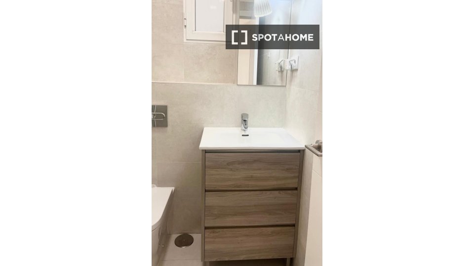 Double room Madrid, 3 beds — photo 20