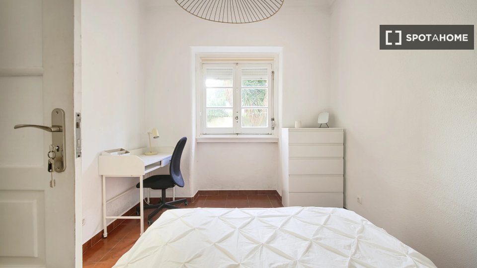 Double room Lisbon, 4 beds — photo 14