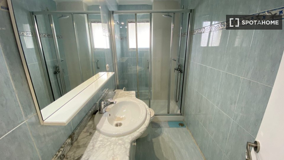Double room Madrid, 5 beds — photo 14