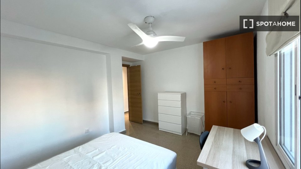 Stanza in un appartamento con 7 camere da letto in affitto a Els Orriols, Valencia - a Valencia