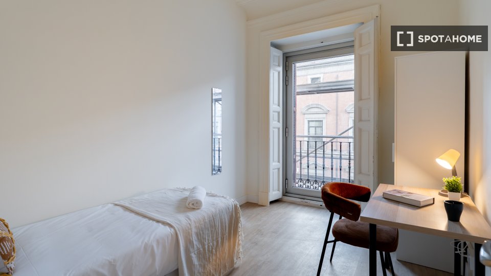 Double room Madrid, 9 beds — photo 9
