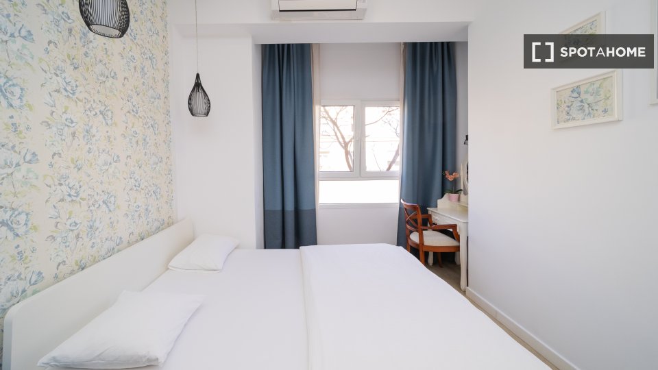 Stanza in appartamento condiviso con 4 camere da letto in affitto, Valencia - in Valencia