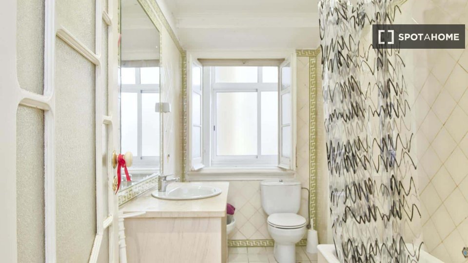Double room Lisbon, 6 beds — photo 13