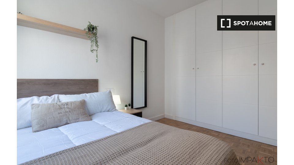 Double room Madrid, 6 beds, 140m² — photo 2