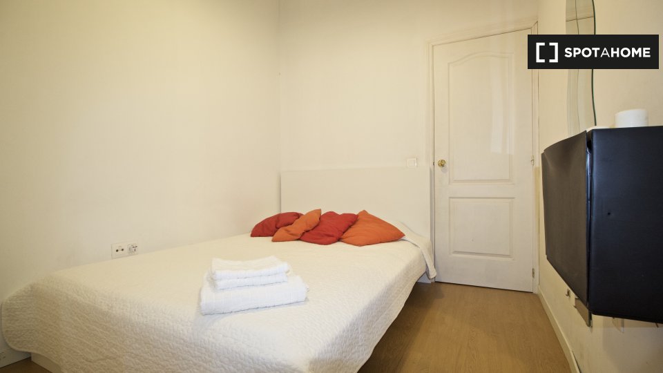 Double room Madrid, 7 beds, 160m² — photo 1
