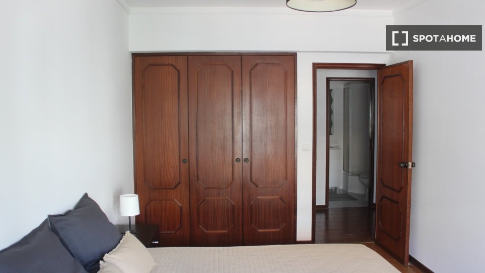 Double room Lisbon, 3 beds, 120m² — photo 20