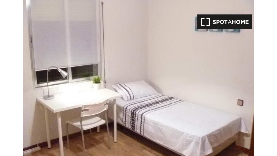 Double room Madrid, 3 beds — photo 1