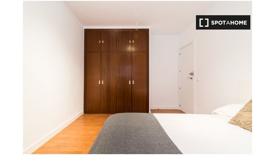 Double room Madrid, 6 beds, 140m² — photo 3