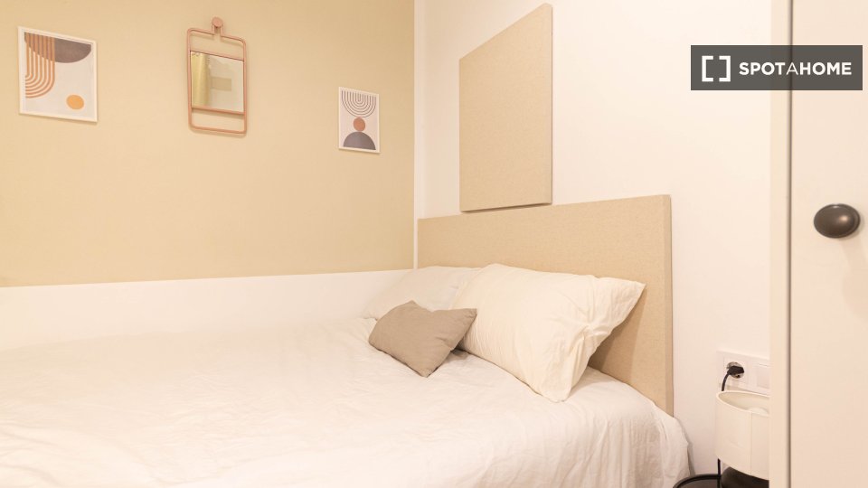 Bedroom for rent in an apartment with 11 bedrooms in Raval, Barcelona. - a Barcellona