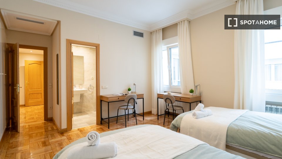 Double room Madrid, 5 beds — photo 7