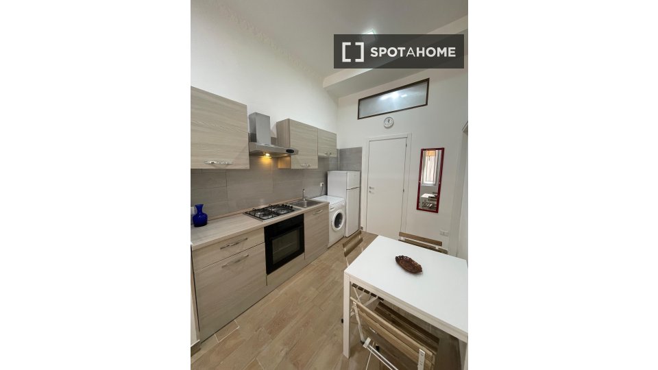 Appartamento con 1 camera da letto in affitto a Pendino, Napoli - in Naples