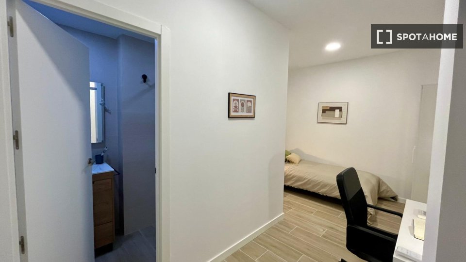 Double room Valencia, 3 beds, 17m² — photo 1