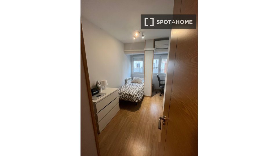 Double room Madrid, 3 beds, 75m² — photo 2
