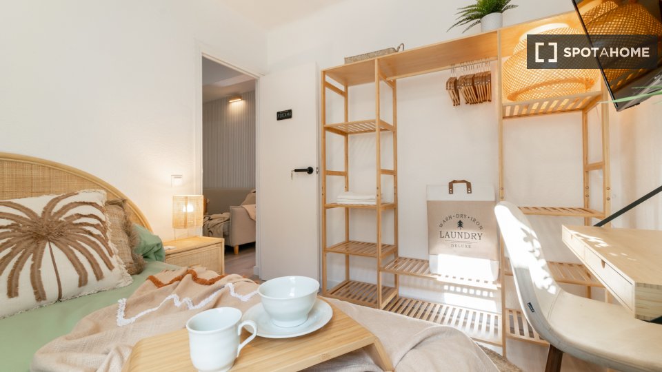 Double room Barcelona, 3 beds, 75m² — photo 2