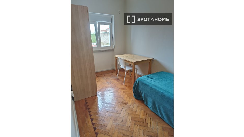Double room Lisbon, 3 beds — photo 15