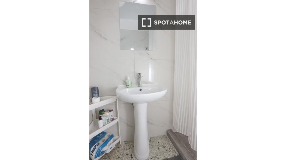 Double room Athens, 5 beds — photo 7