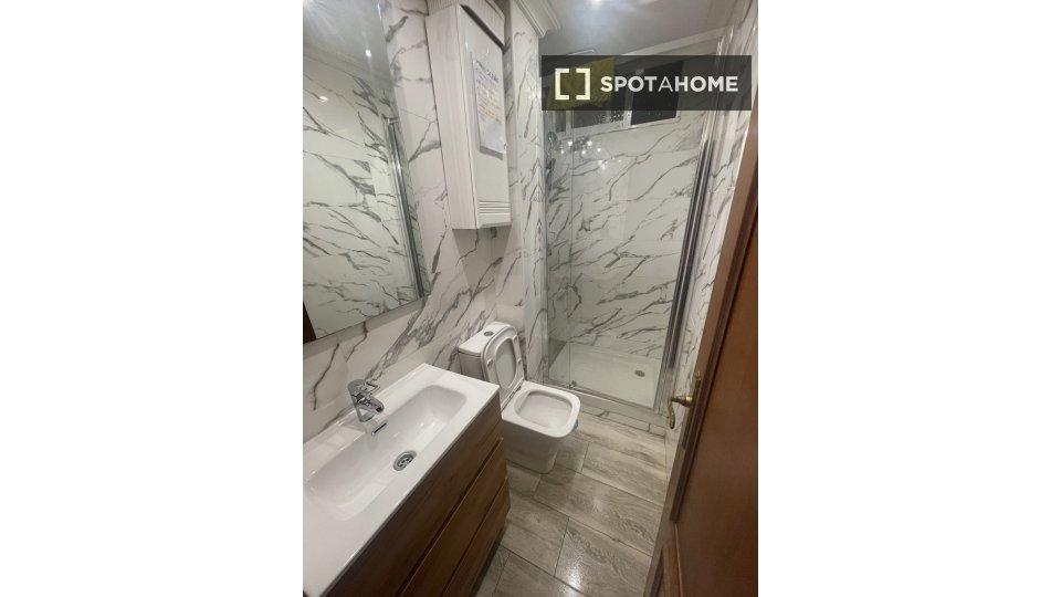 Double room Madrid, 3 beds, 60m² — photo 4