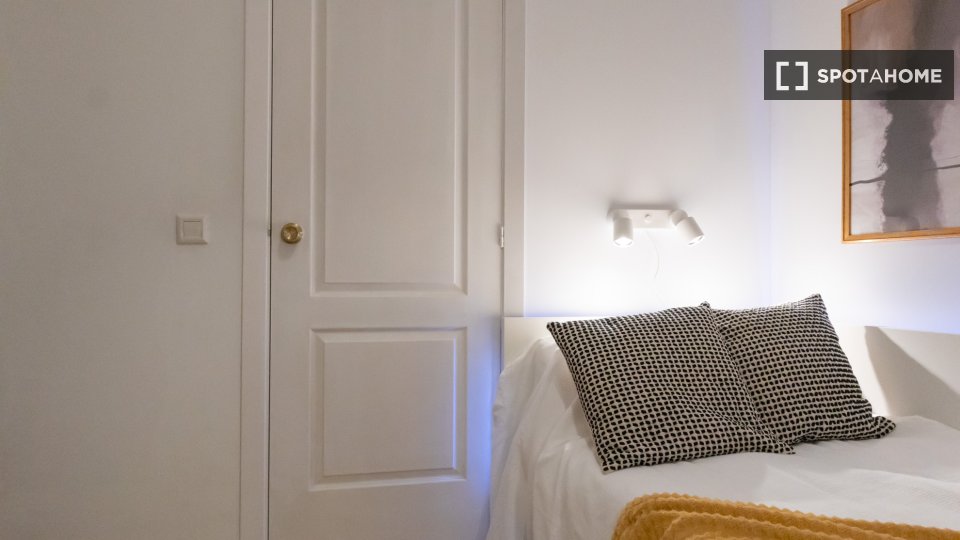 Double room Madrid, 7 beds, 160m² — photo 52