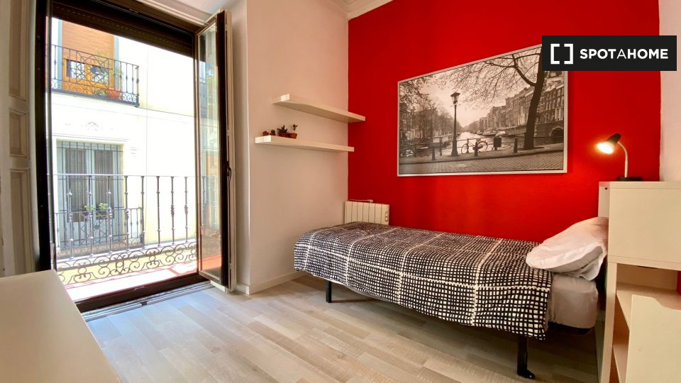 Double room Madrid, 7 beds, 120m² — photo 1