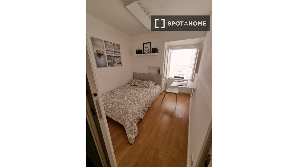 Double room Lisbon, 3 beds — photo 1