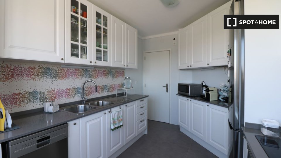 Double room Lisbon, 3 beds, 69m² — photo 13