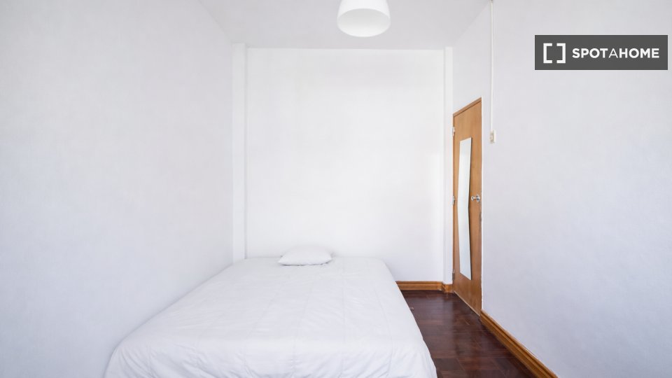 Double room Lisbon, 6 beds — photo 51