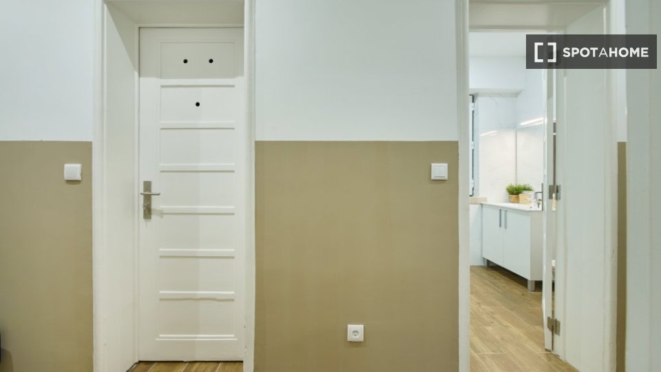 Double room Lisbon, 3 beds — photo 9
