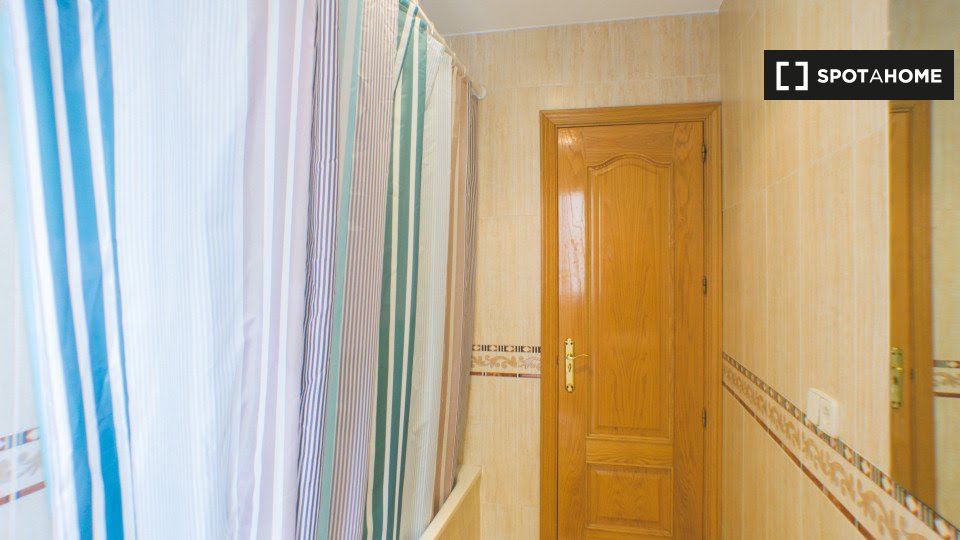 Double room Madrid, 6 beds, 140m² — photo 11