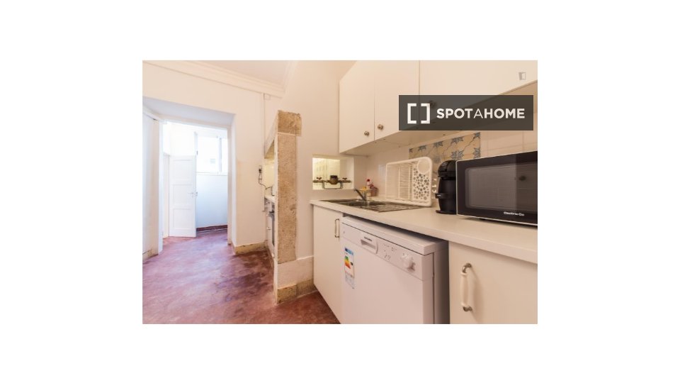 Double room Lisbon, 3 beds, 70m² — photo 15
