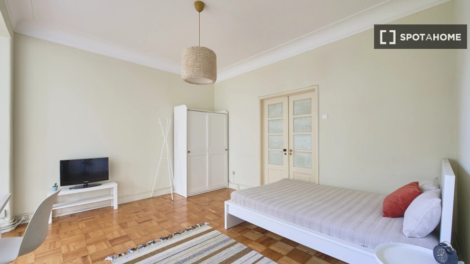 Double room Lisbon, 6 beds — photo 11
