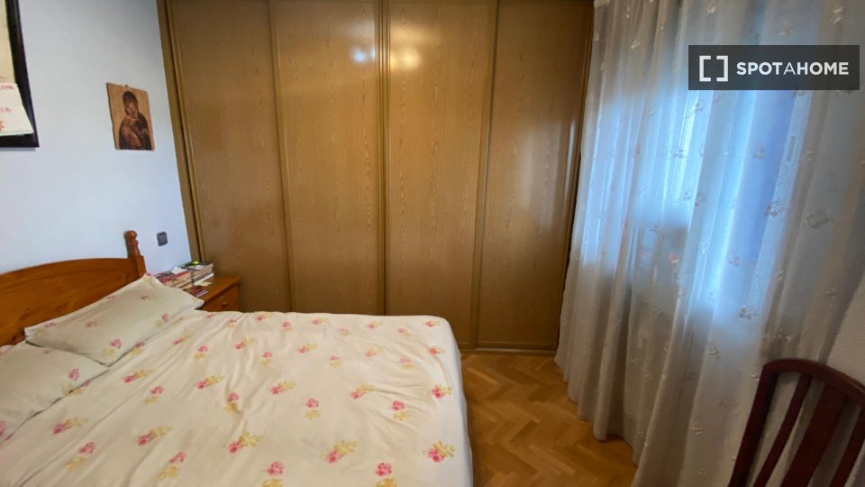 Double room Madrid, 3 beds — photo 11