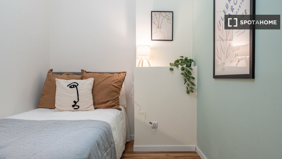 Habitación en piso compartido en alquiler en Castillejos, Madrid.