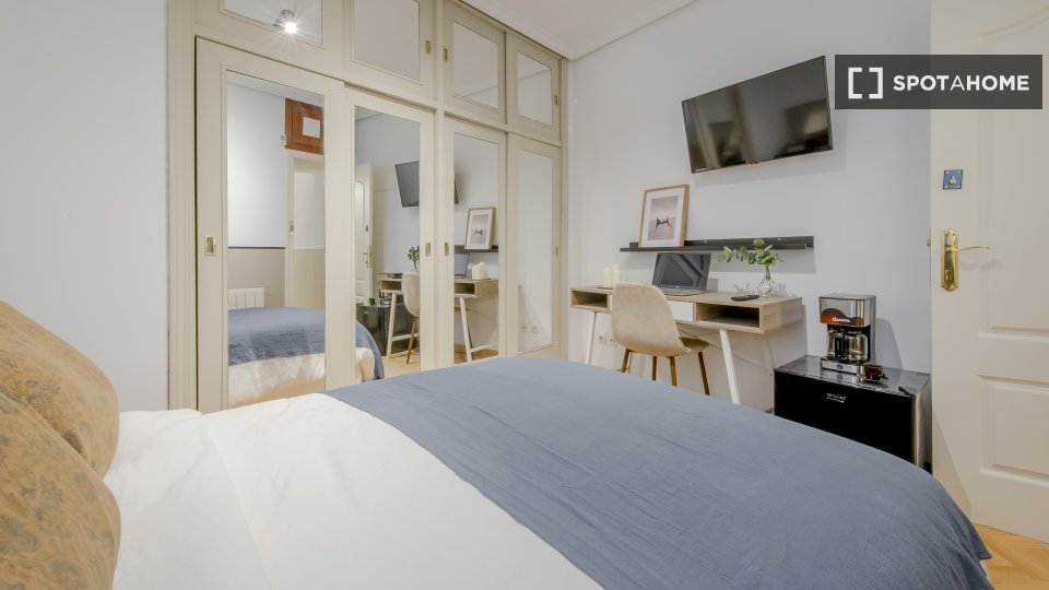 Double room Madrid, 7 beds, 120m² — photo 26