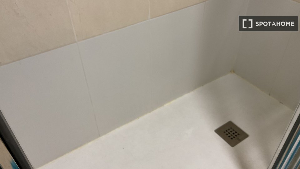 Double room Madrid, 5 beds, 130m² — photo 10