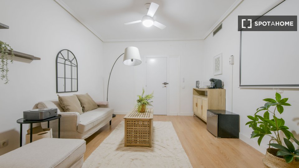 Double room Madrid, 8 beds, 200m² — photo 29