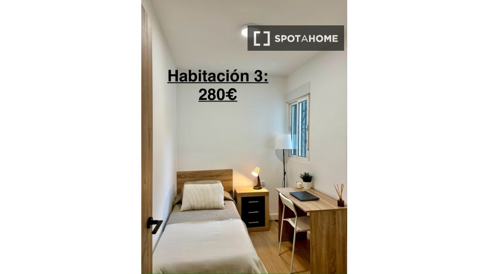 Double room Granada, 4 beds, 80m² — photo 8