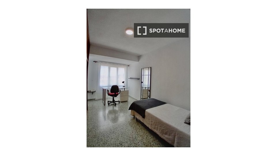 Double room Alicante, 5 beds, 140m² — photo 10