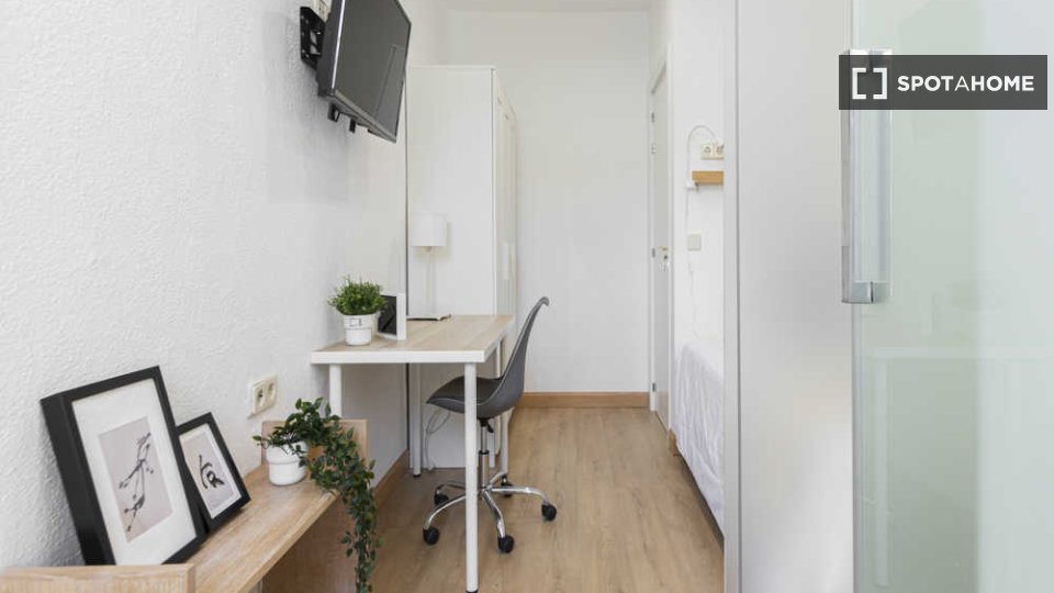 Double room Madrid, 3 beds — photo 28