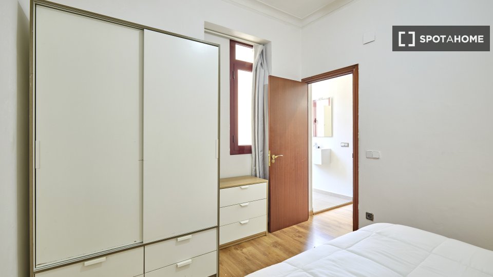 Apartment Barcelona, 4 beds, 80m² — photo 24