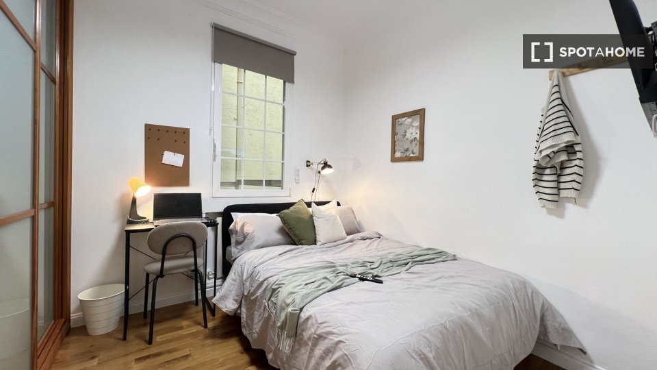 Habitación en piso compartido de 6 habitaciones en alquiler en Sol, Madrid
