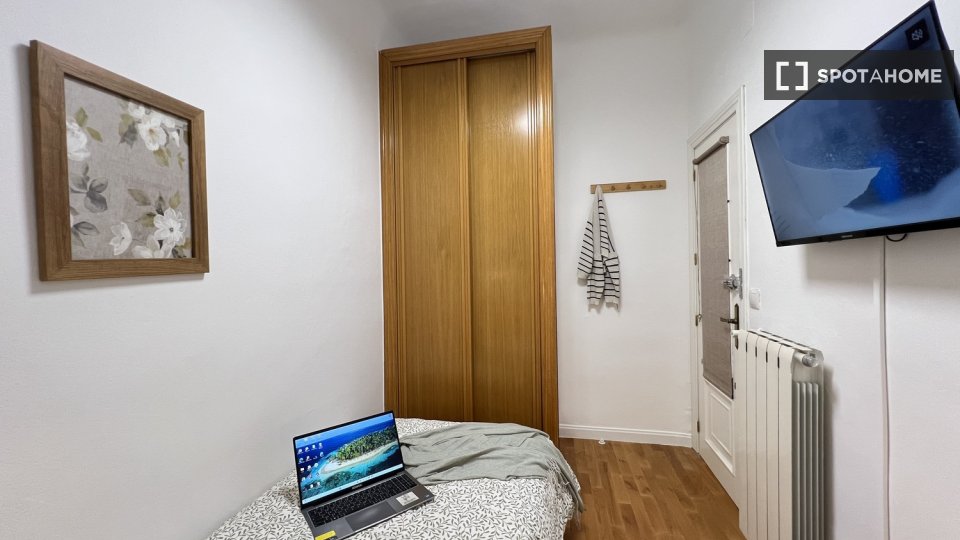 Habitación en piso compartido de 6 habitaciones en alquiler en Sol, Madrid