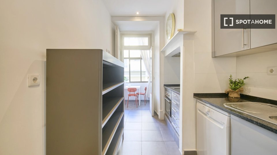 Double room Lisbon, 5 beds — photo 8
