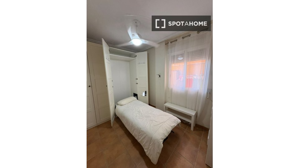 Habitación en un piso compartido en Murcia.