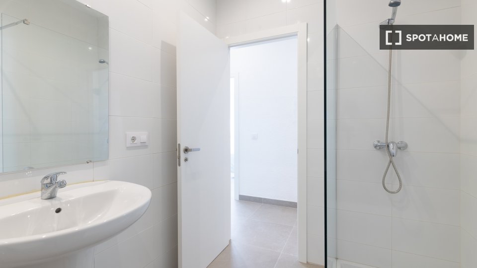 Double room Valencia, 1 bed, 150m² — photo 4