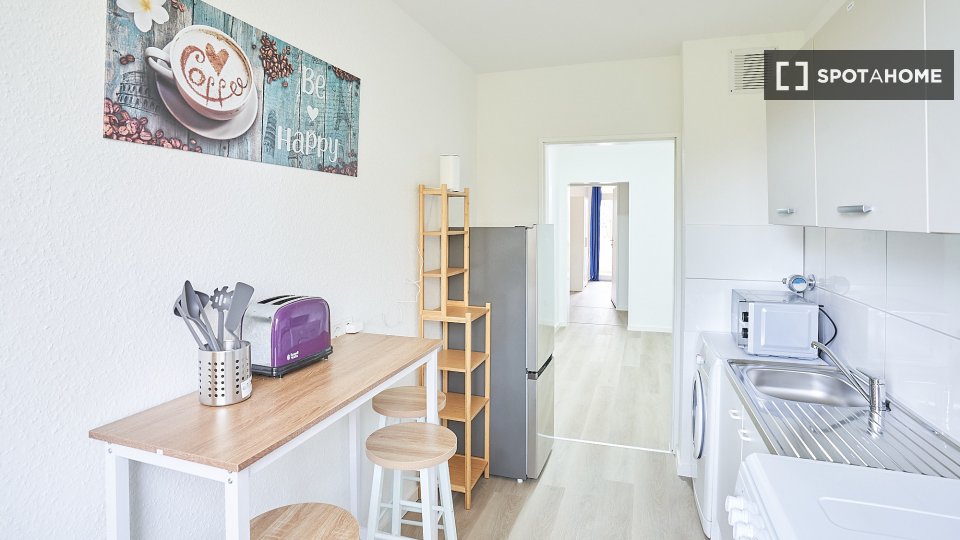 Double room Dusseldorf, 3 beds, 61m² — photo 14
