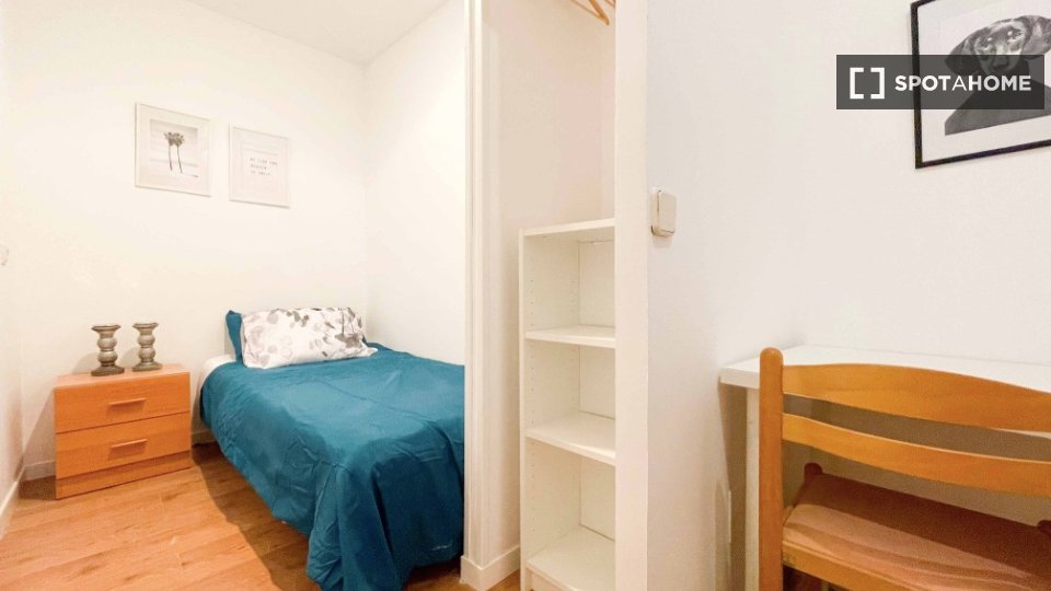 Double room Madrid, 7 beds, 90m² — photo 18