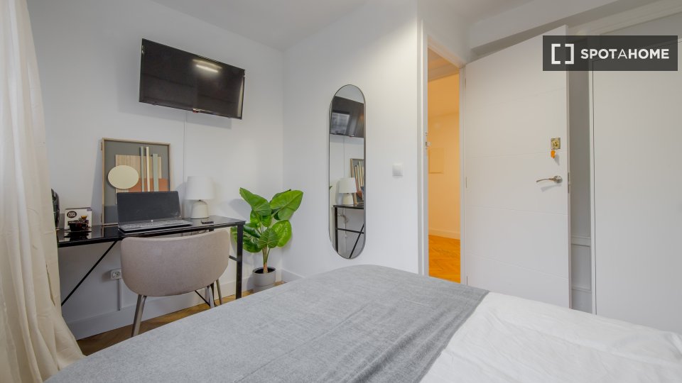 Double room Madrid, 7 beds, 180m² — photo 18