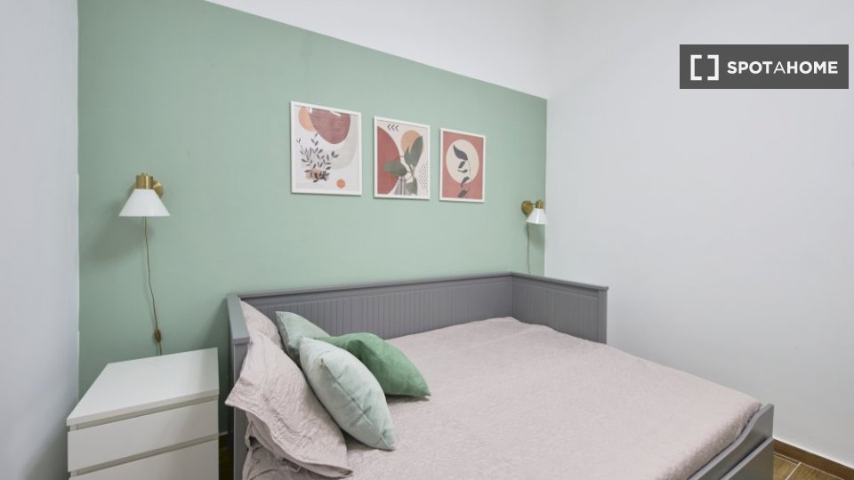 Double room Lisbon, 3 beds — photo 12