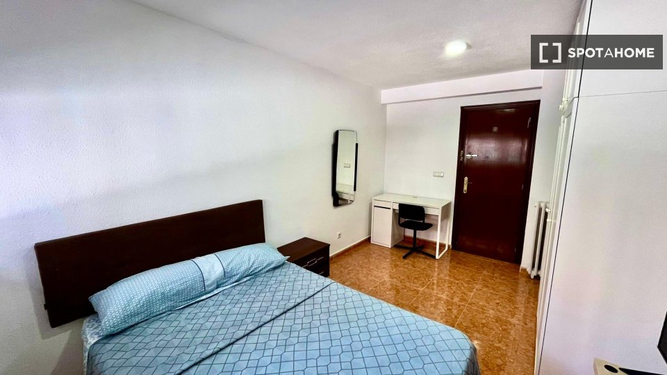 Double room Madrid, 3 beds, 80m² — photo 2
